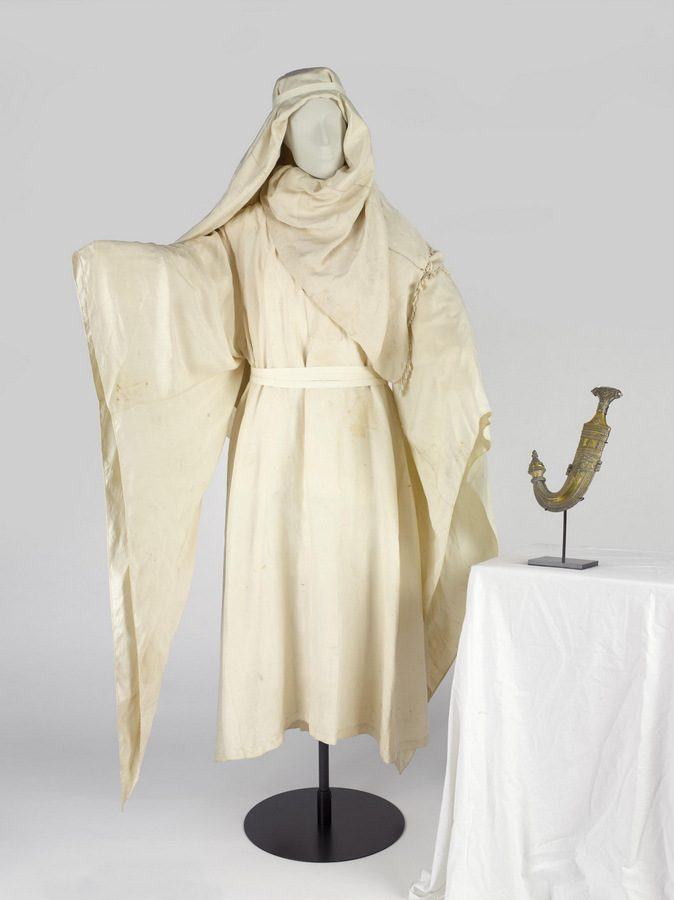 Museum image of Lawrence of Arabia's dagger, robes and kaffiyah