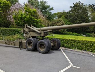 Long-barrelled green artillery canon