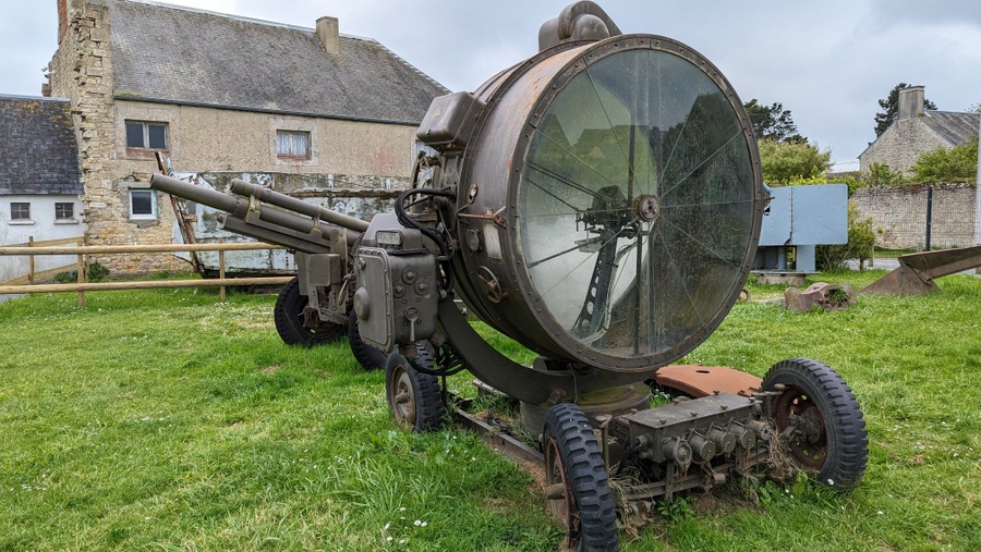 Large towable searchlight