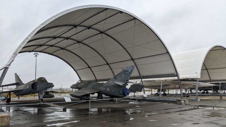 Jets under rigid canopies