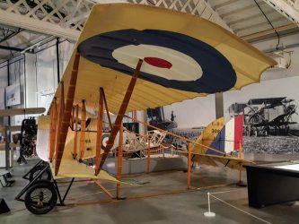 Box-like biplane with a short lower wing, large upper wing and no fuselage, just a cockpit and the tail section held on spars from the wings.