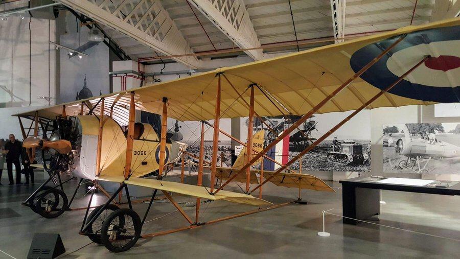 Box-like biplane with a short lower wing, large upper wing and no fuselage, just a cockpit and the tail section held on spars from the wings.