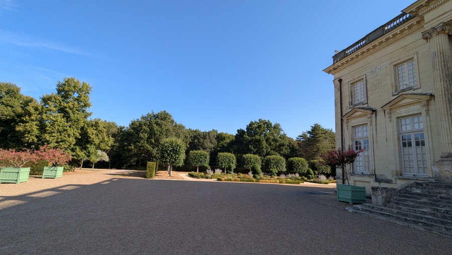 The front of the Château de Pignerolle and the nearby woods