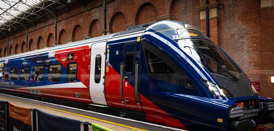 A Chiltern Railways trainset in its new Great British Railways blue & red livery