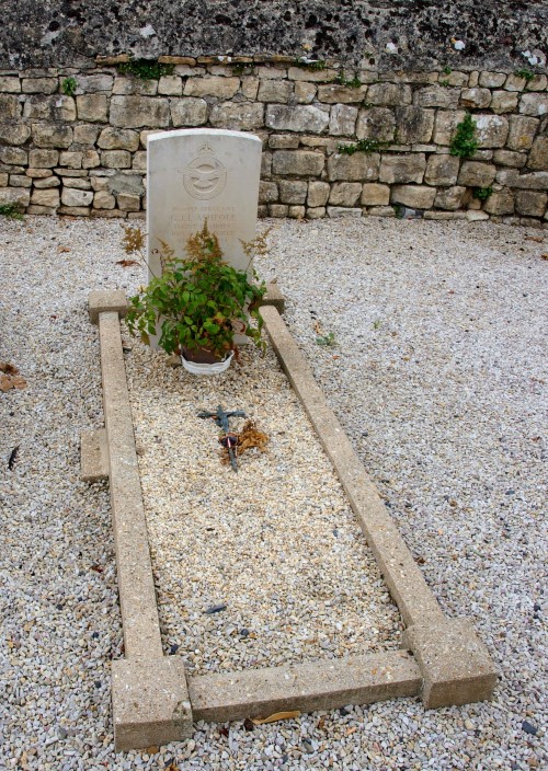 A CWGC grave with a gravel covering and standard headstone