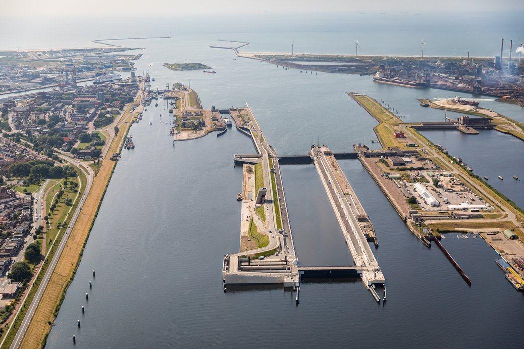 The world's largest sea lock at IJmuiden will enable the new generation of giant ships to reach Amsterdam - Mechtraveller