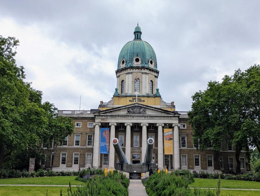 Imperial War Museum entrance with the pair of naval guns in front