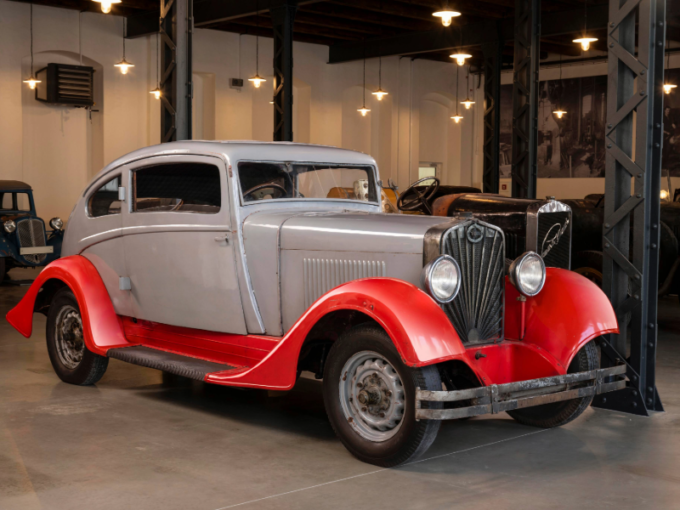 Beautiful but rusting grey and red L&K Škoda 110 Cupé