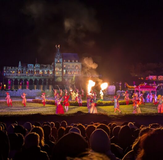 La Cinéscénie cast in front of the Chateau Puy de Fou