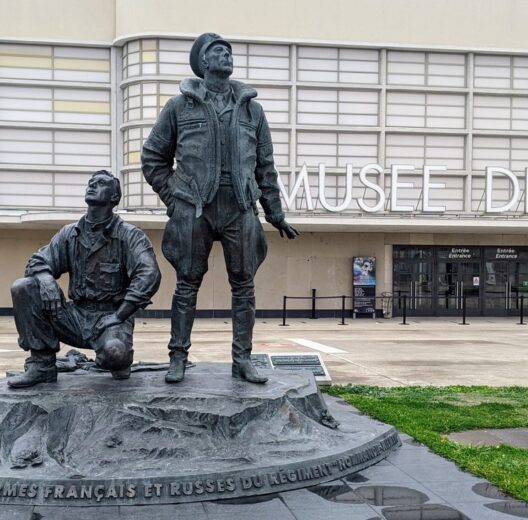 Statue of two airmen looking skyward with the Air & Space Museum entrance in the background