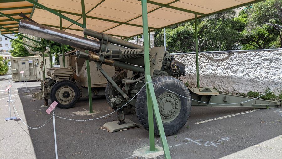 Heavy barrelled, towed howitzer
