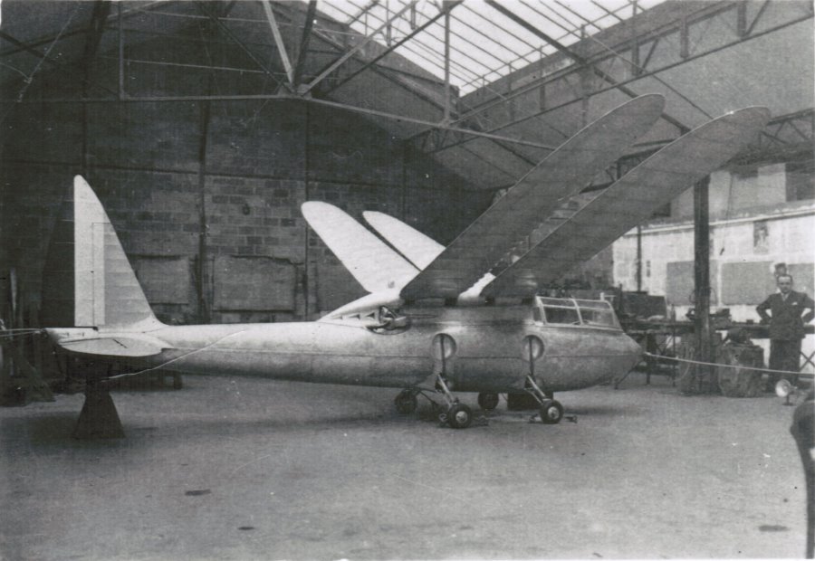 B/W photo of the Rioy 102T Alerion with its four wings in a workshop