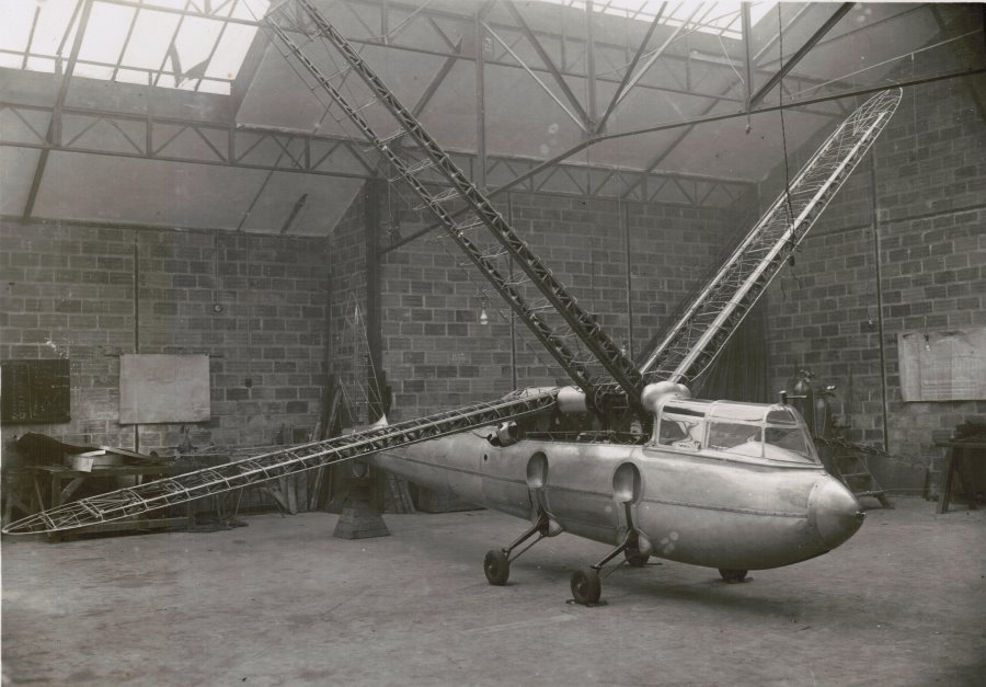 B/W photo of the Rioy 102T Alerion with its four wings in a workshop