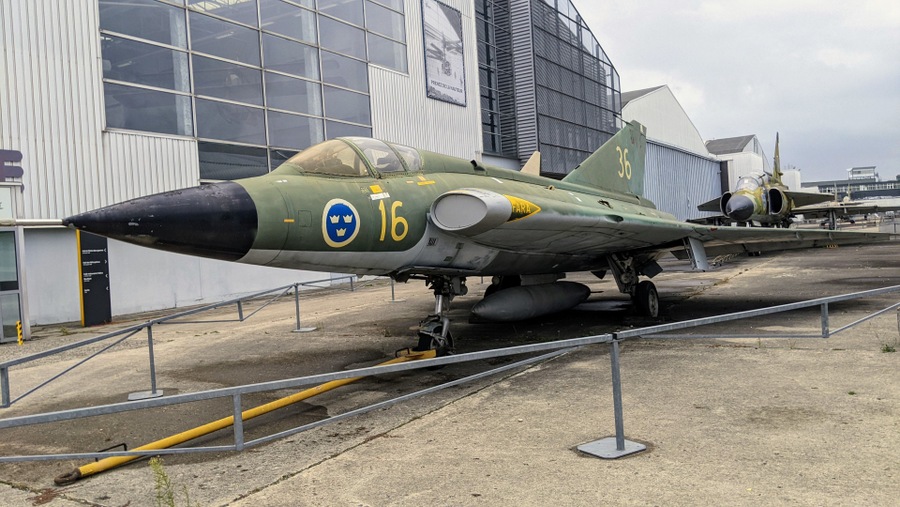 Green camouflaged jet with the Swedish crown