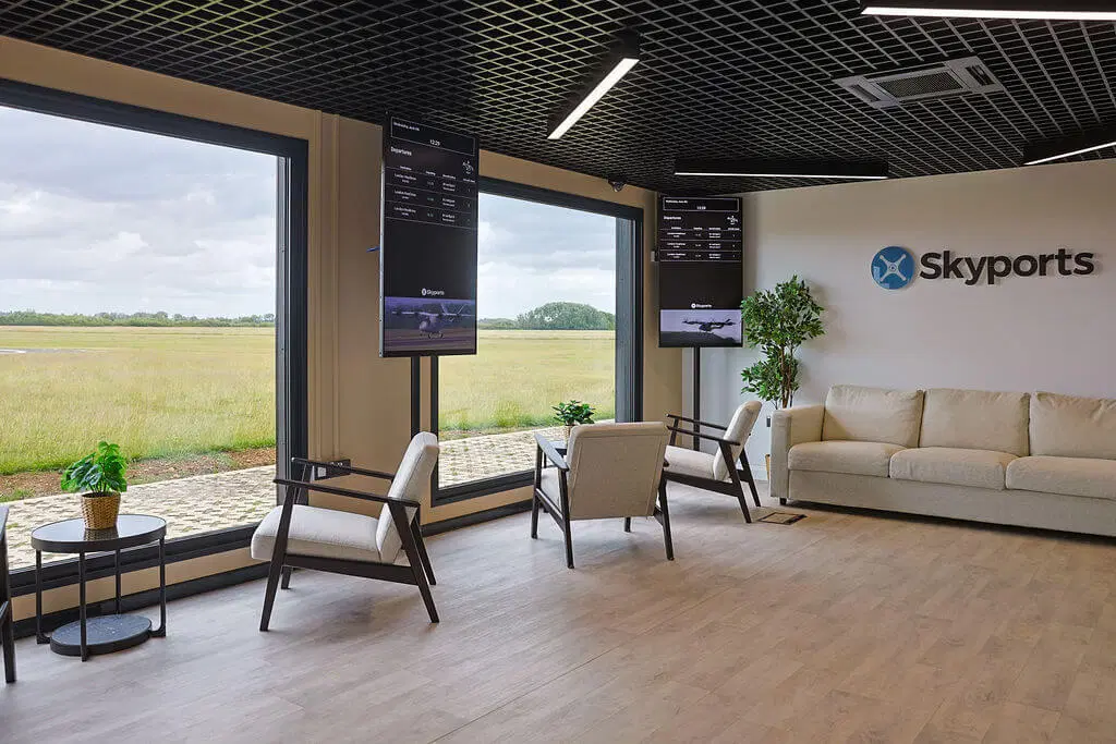 Passenger lounge with view to the landing pad