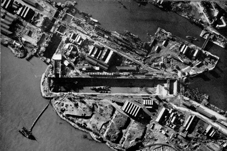 Black & white aerial photo of the dock area at Saint-Nazaire