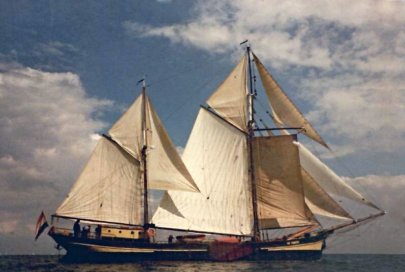 Old colour photo of De Tukker under full sail