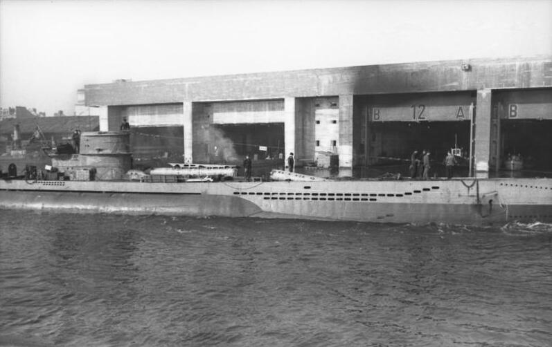 Black & white photo of a U-boat outside the bunker