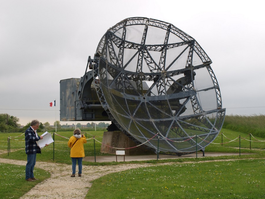 Two people stand in front of the Würzburg Reise radar